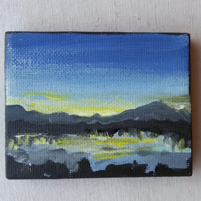 See-Landschaft mit Bergen und blauem Himmel, sanften Farben am Horizont.