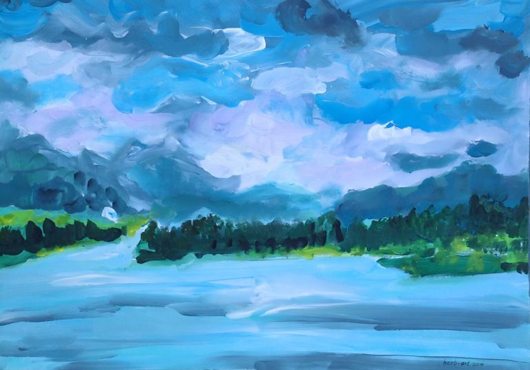 Faaker See I Eine malerische Landschaft mit blauen Himmel und grünen Bäumen am Wasser.