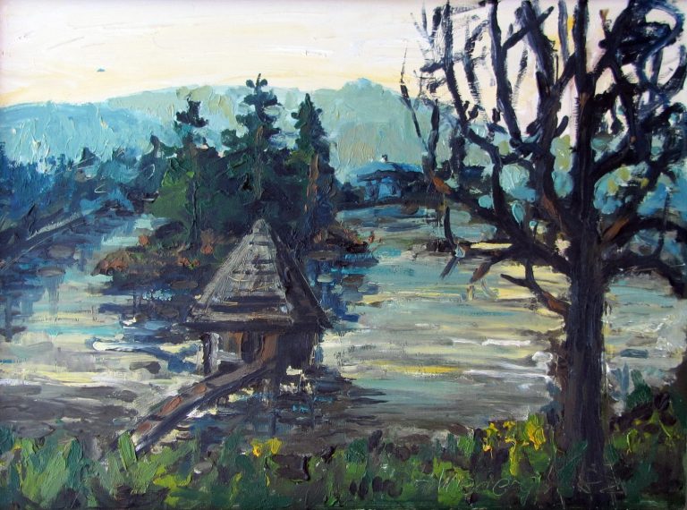Badesteg Landschaft mit einem Holzhaus am Wasser, umgeben von Bäumen und sanften Hügeln.