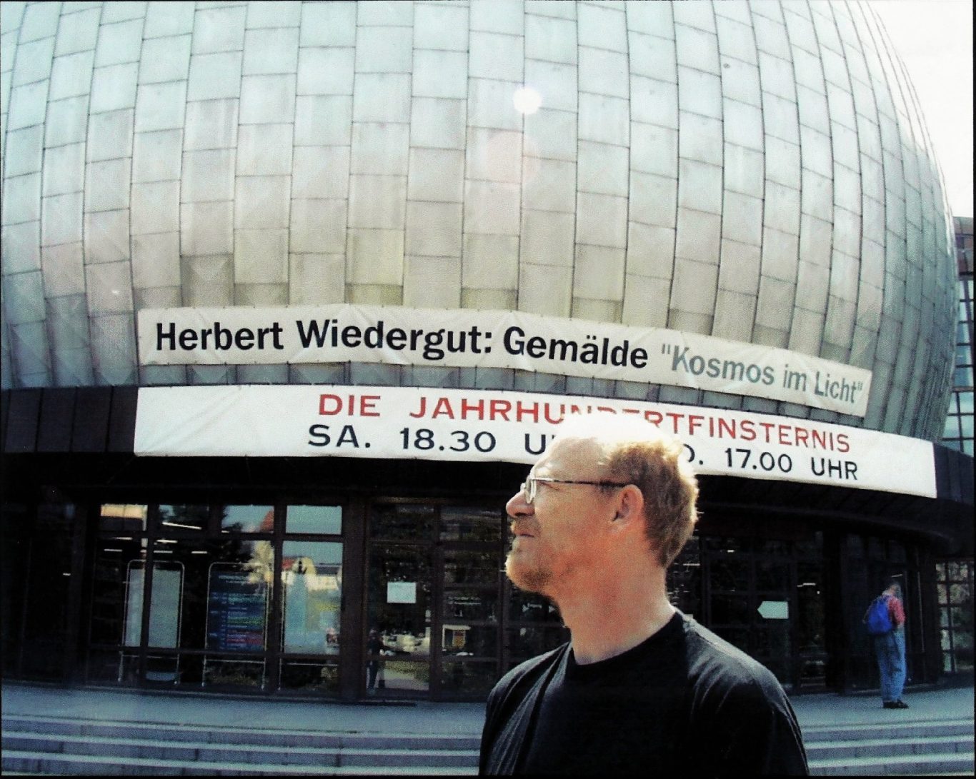 Herbert Wiedergut vor dem Planetarium in Berlin Herbert Wiedergut vor dem Zeiss-Gro0planetarium Berlin.