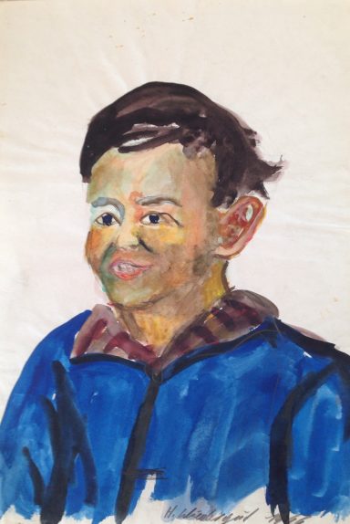 Porträt eines Jungen mit blauer Jacke und kurzer Frisur, lächelt freundlich.
