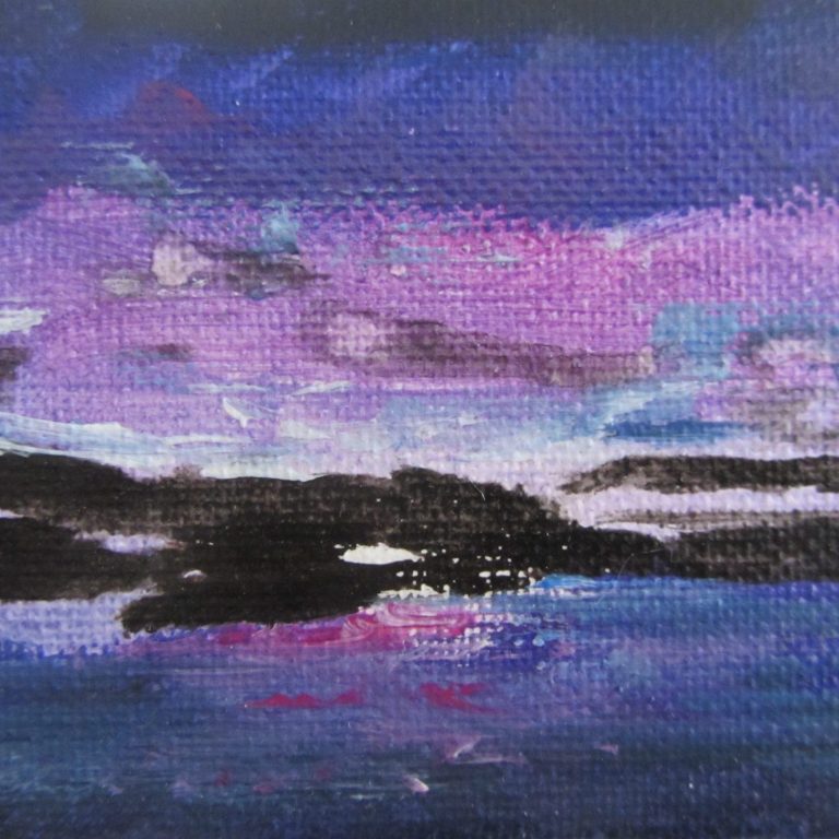 Abendliche Landschaft mit violettem Himmel und ruhigem Wasser.