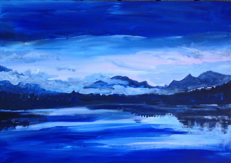 Faaker See II Berglandschaft mit blauem Himmel, reflektiert im ruhigen See.