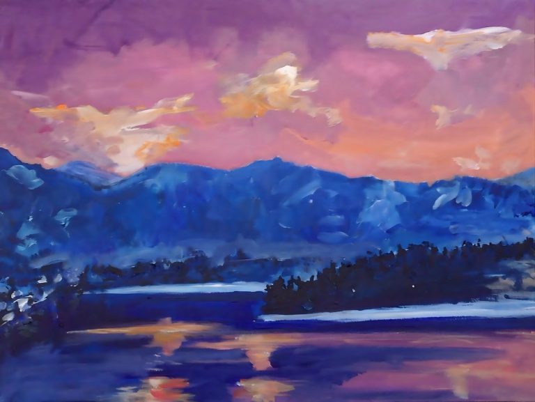 Faaker See im Mai 2016 Sonnenuntergang über Bergen und einem ruhigen See, violette und blaue Farbtöne.