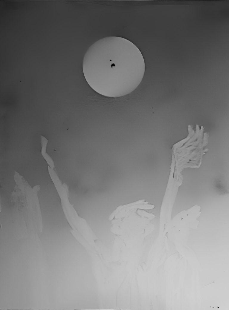 Silhouette von Händen, die zum Himmel streben, unter einem großen, scheibenförmigen Objekt.