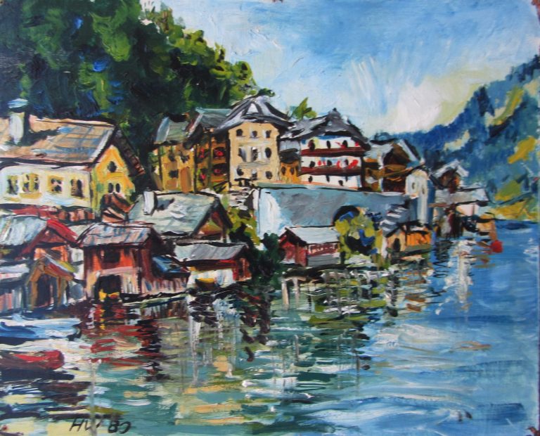 Stiller See Landschaft mit ruhigem See, Bergen im Hintergrund und bewaldeten Ufern.