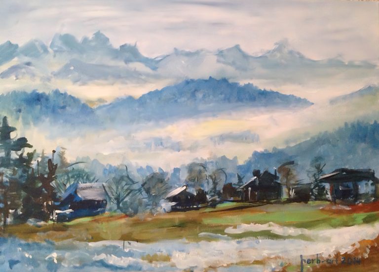 Herbstnebel Landschaft mit sanften Hügeln, Nebel und vereinzelten Häusern im Vordergrund.