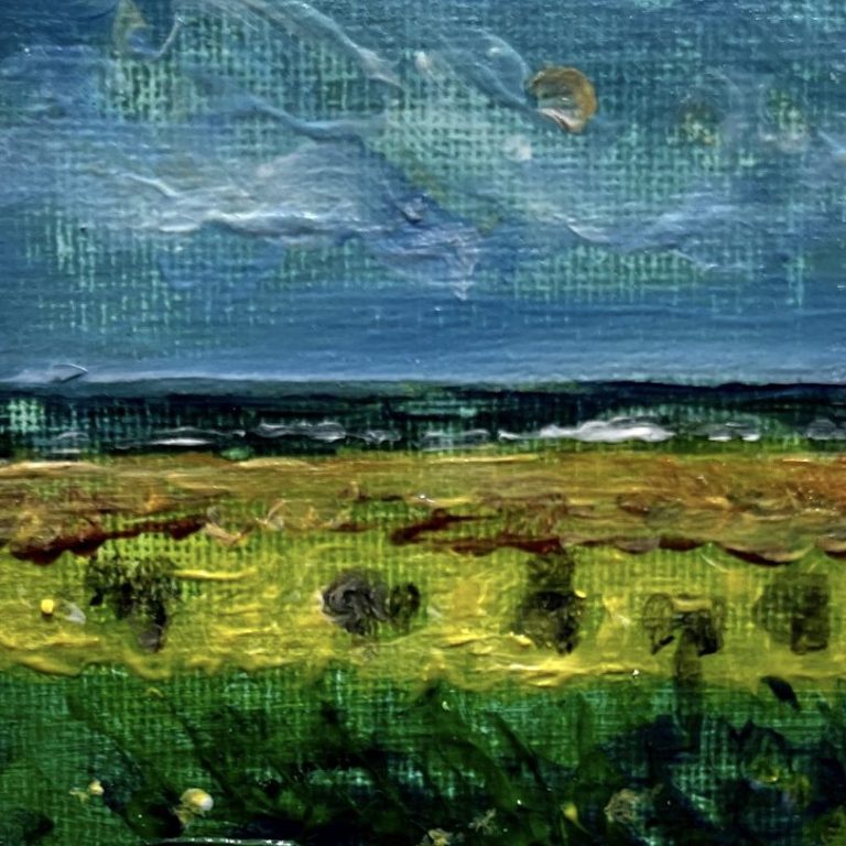 Landschaft mit grünem Feld, blauem Himmel und sporadischen Wolken.