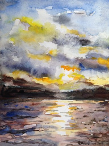 Sonnenuntergang über Wasser mit wolkenverhangenen Himmel und reflektierenden Wellen.