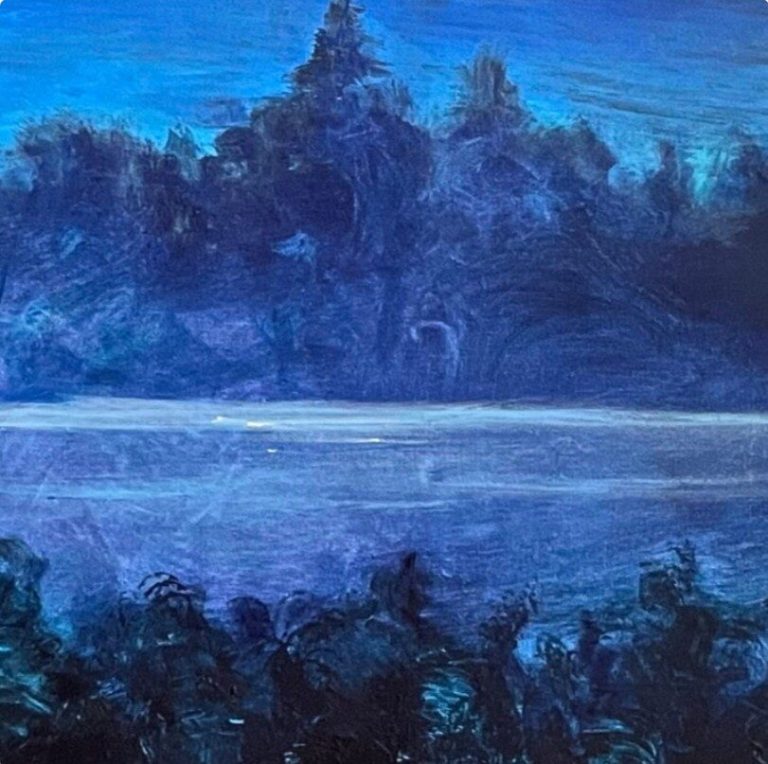 Detail Blaues Landschaftsbild mit Wald und ruhigem See im Vordergrund.Detail des Ölgemäldes "Himmelszelt" von Herbert Wiedergut