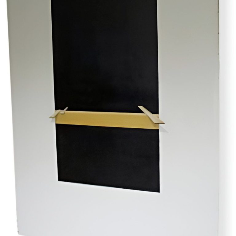 Raumbrettchen Schwarze Fläche auf einem weißen Hintergrund mit einem horizontalen Holzstreifen und 2 kleinen Brettchen..