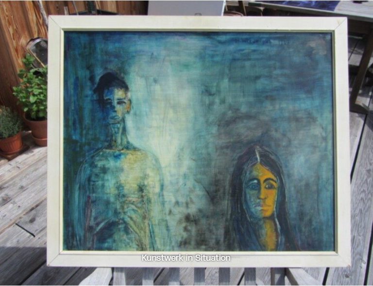 Im Internat Zwei abstrakte Figuren in kontrastierenden Farben, eine kühl-blau, die andere warm-gelb, vor einem atmosphärisch strukturierten Hintergrund.