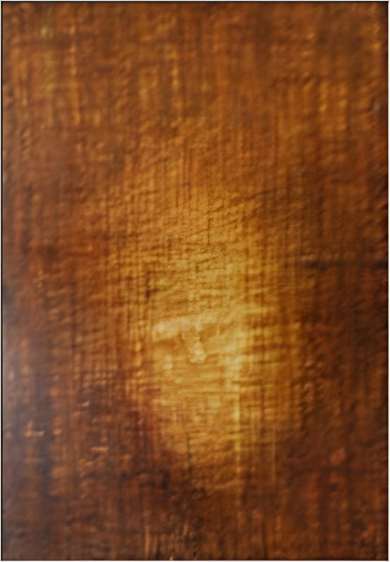 Ein menschlicher Umriss, umgeben von leuchtenden Farben und abstrakten Formen.