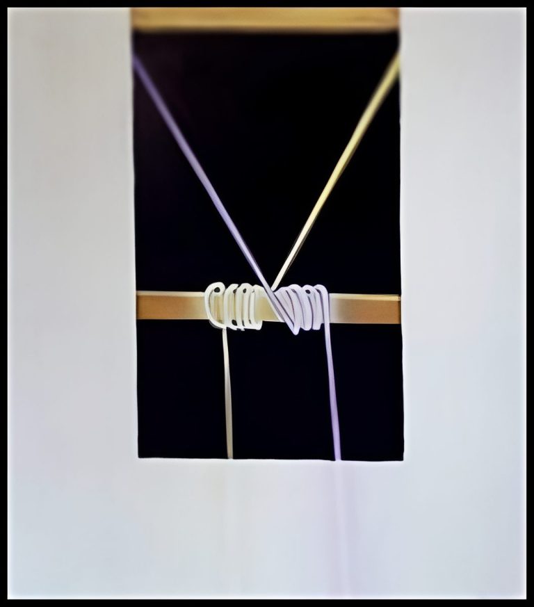 Lichtschnüre Abstrakte Komposition aus Linien und Kreisen auf schwarzem Hintergrund.