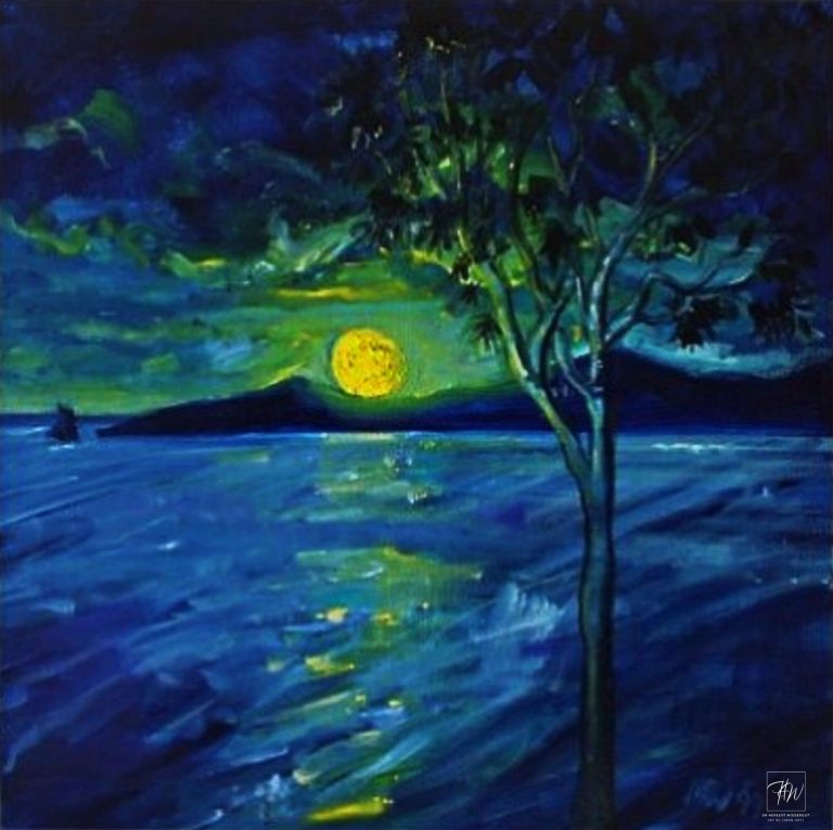Elba Nachtlandschaft mit Vollmond über dem Wasser, umgeben von Bäumen und Bergen.