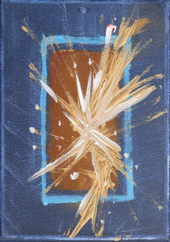 Abstrakte Kunst mit braunem Hintergrund und hellen, dynamischen Pinselstrichen in Blau und Weiß.