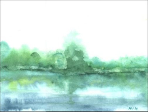 Sanfte grüne Landschaft mit einem ruhigen, spiegelnden Gewässer im Vordergrund.