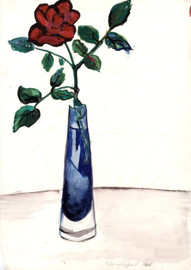 Rote Rose in einer transparenten Vase mit blauem Wasser auf einem weißen Tisch.