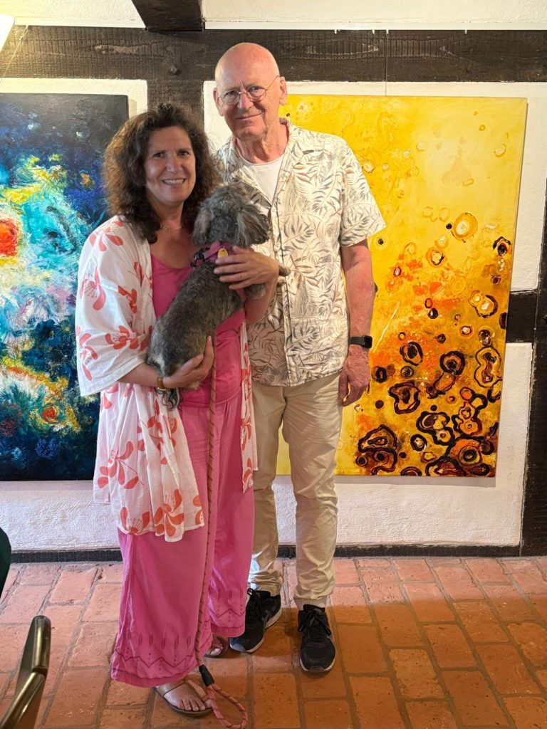 sun spots Ein Paar steht mit einem Herbert Wiedergut mit seiner Frau und Gioia vor zwei Bildern aus der Serie Makrokosmos,