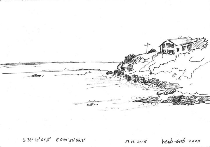 Küste mit einem Haus auf Felsen und leicht rauer See im Hintergrund.
