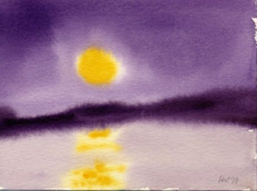 Sonnenschein über einem lila himmel und reflektiert im Wasser.