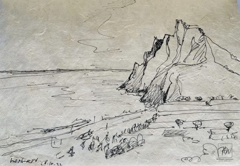 Landschaft mit schroffen Klippen, Meer im Hintergrund und sanften Hügeln im Vordergrund.