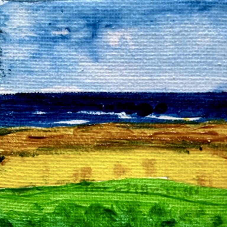Bunte Landschaft mit blauem Himmel, Meer im Hintergrund und Wiesen in Gelb und Grün. Rapsblüte.