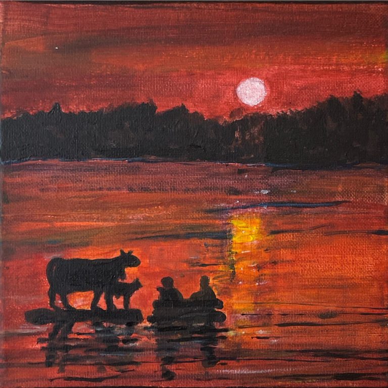 Silhouetten von zwei Personenim Boot  und einer Kuh vor einem rot-orangefarbenen Sonnenuntergang.