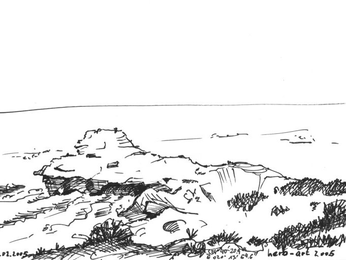 Spuitgate in Südafrika Landschaft mit Felsen und sanften Hügeln, Blick auf das Meer im Hintergrund.