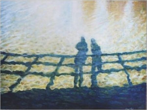 Am Steg Zwei Silhouetten stehen an einem Geländer mit Wasserreflexionen im Hintergrund.