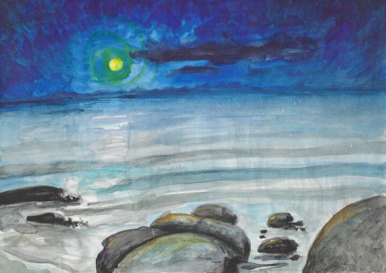 Nachtmeer Nachtlandschaft am Meer mit ruhigem Wasser und leuchtendem Mond hinter Wolken.