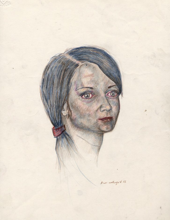 I. K. Porträt eines Mädchens mit blauen Haaren und einem Zopf, nachdenklicher Gesichtsausdruck.