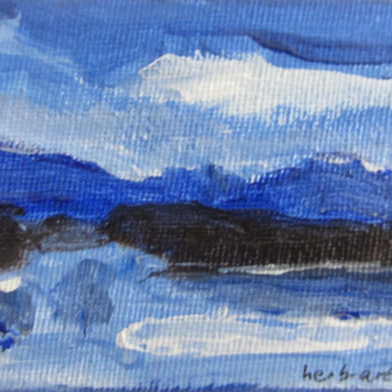 Blaue Landschaft mit sanften Hügeln und einem ruhigen Gewässer im Vordergrund.