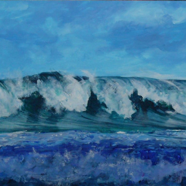 Landschaft Wellen brechen sanft an einem blauen Ozean unter einem klaren Himmel.