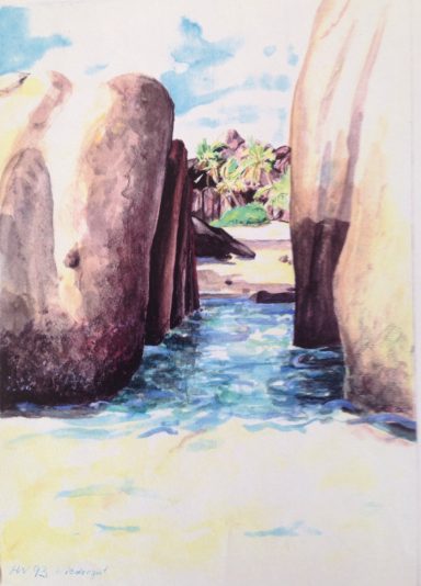 La Digue Blick durch große Felsen auf ruhiges Wasser und tropisches Ufer.