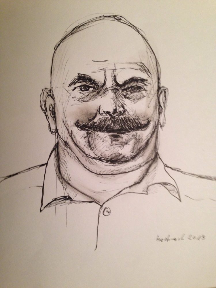 Studie Lächelnder Mann mit einem markanten Schnurrbart und voller Gesichtszüge.