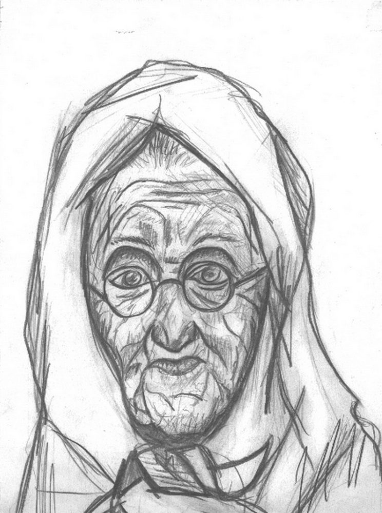 Oma Porträt einer alten Frau mit Brille und Kapuze, die einen nachdenklichen Ausdruck zeigt.