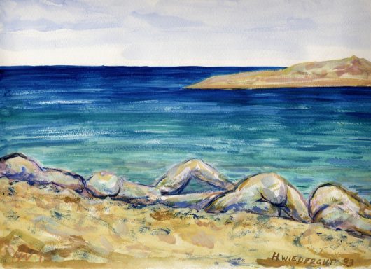 Heller Strand mit glitzerndem Wasser, sanften Wellen und sanften Hügeln im Hintergrund.
