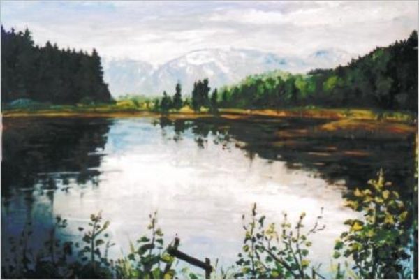 Stiller See Landschaft mit ruhigem See, Bergen im Hintergrund und bewaldeten Ufern.