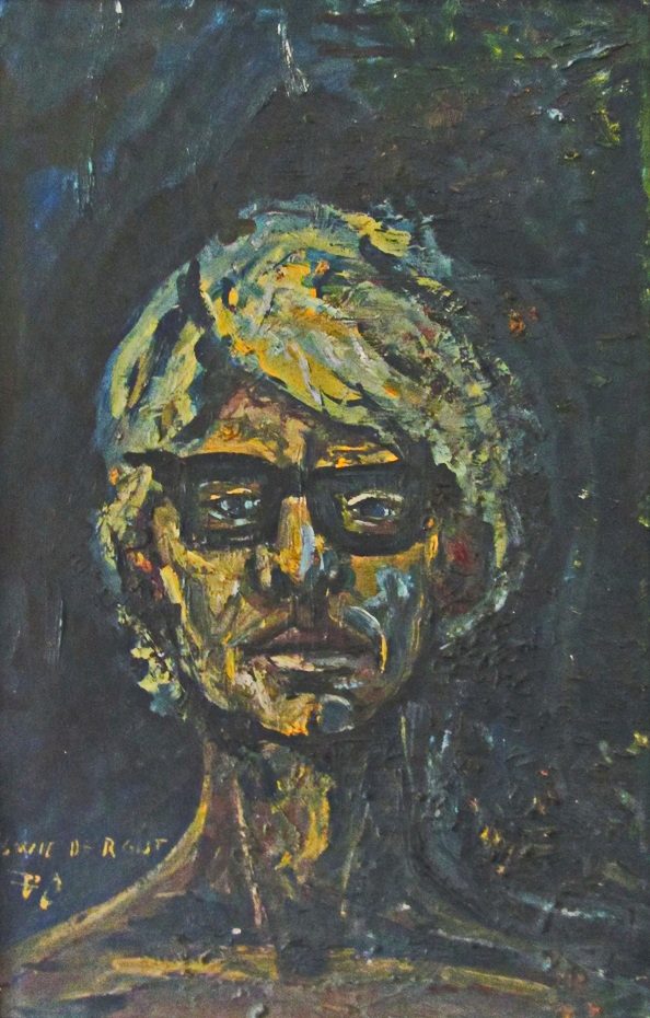 Porträt einer Person mit blonden Haaren und Brille vor dunklem Hintergrund.