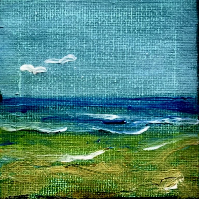Blauer Himmel mit Wolken über Meer und grünem Grasstrand.