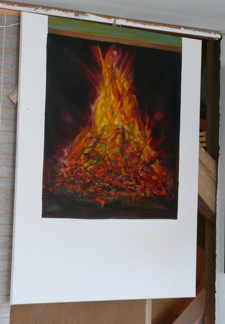 Sonnwendfeuer Ein großes, leuchtendes Lagerfeuer mit orange-rot glühenden Flammen auf schwarzem Hintergrund.