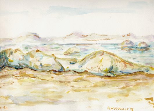 Landschaft mit sanften Hügeln, Felsen und ruhigem Wasser im Hintergrund.