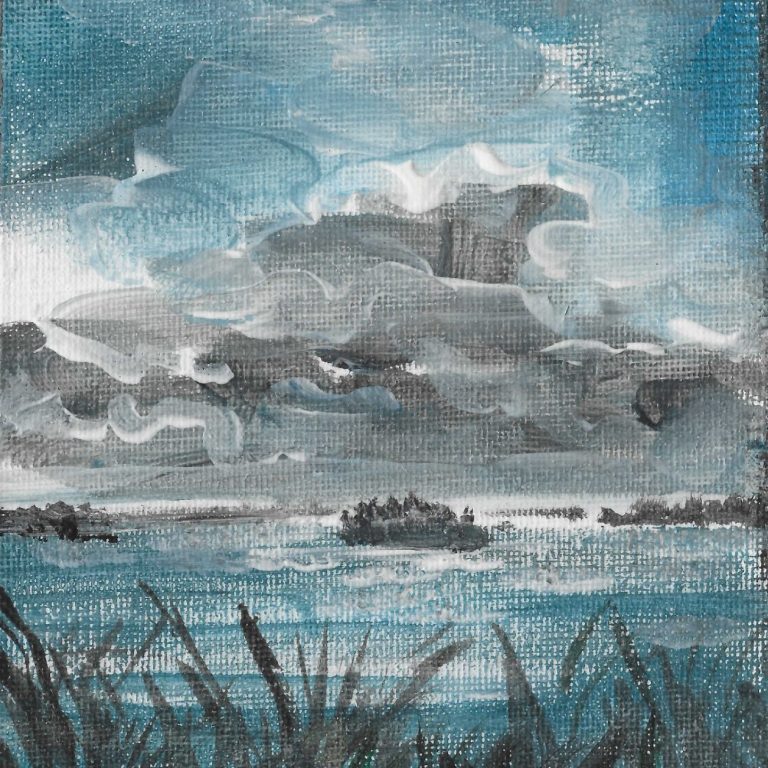Dramatische Himmel über ruhigem Wasser, Wolken in Grau- und Blautönen.