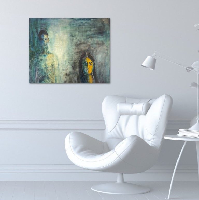 "Im Internat" als Print in Museumsqualität Zwei abstrakte Figuren in sanften Farben auf einer Wand über einem modernen Sessel.