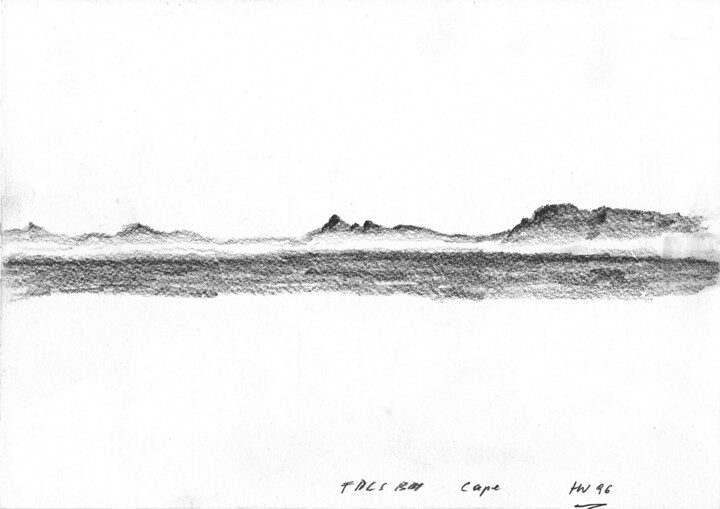 Horizontale Landschaftsskizze mit sanften Hügeln und Bergen im Hintergrund.