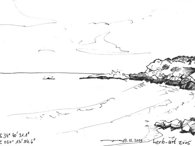 Küstenlandschaft mit hohen Wellen, Felsen und einem Boot in der Ferne.