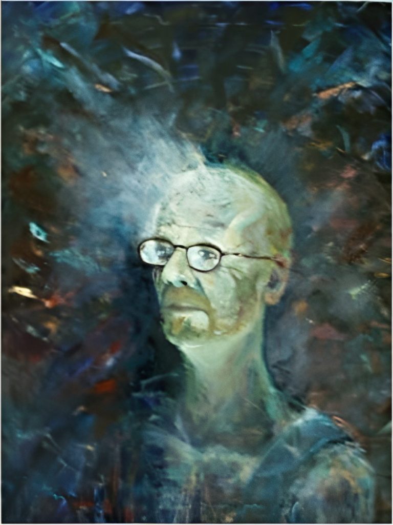 Porträt eines Mannes mit Brille und verschwommenem, künstlerischem Hintergrund.