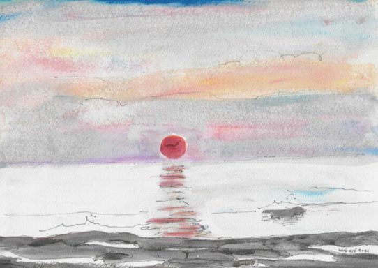 sunset an der Bello Beach Rote Sonne spiegelt sich in ruhigem Wasser, umgeben von sanften Pastellfarben des Himmels.