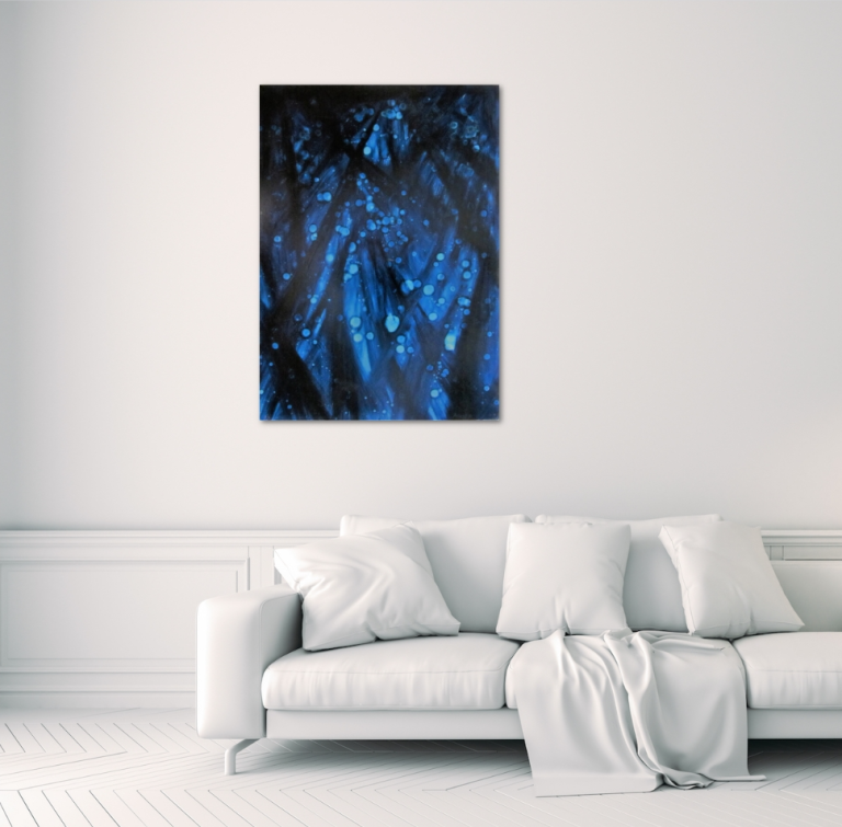 Moderne Wohnzimmereinrichtung mit einem blauen Kunstwerk an der Wand. "Der Raum dazwischen", Ölgemälde von Herbert Wiedergut als Print.